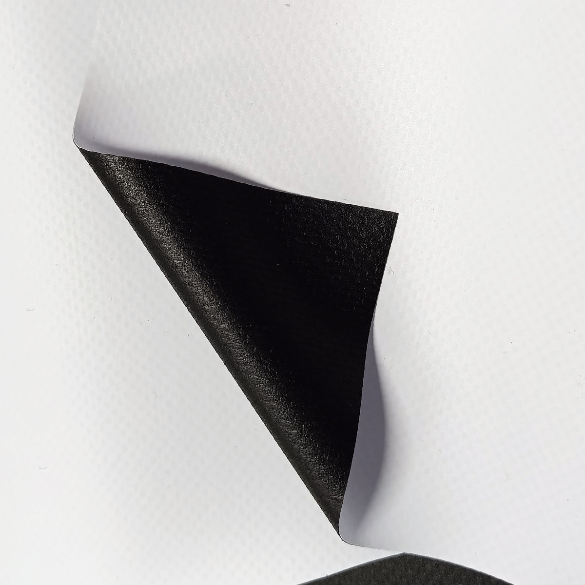 Lona opaca con trasera negra para bloquear la luz.